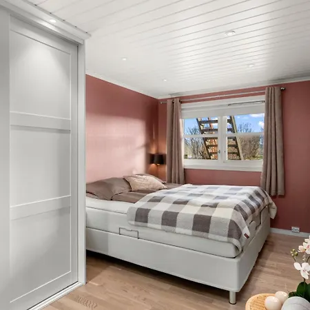 House With 5 Bedrooms Very Close To World Cup 25 In Granasen