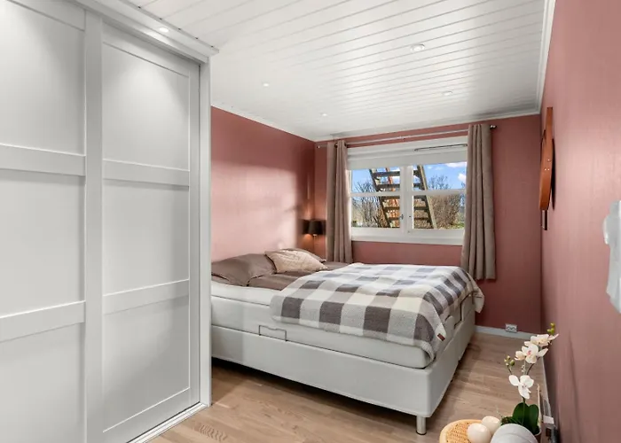 House With 5 Bedrooms Very Close To World Cup 25 In Granasen